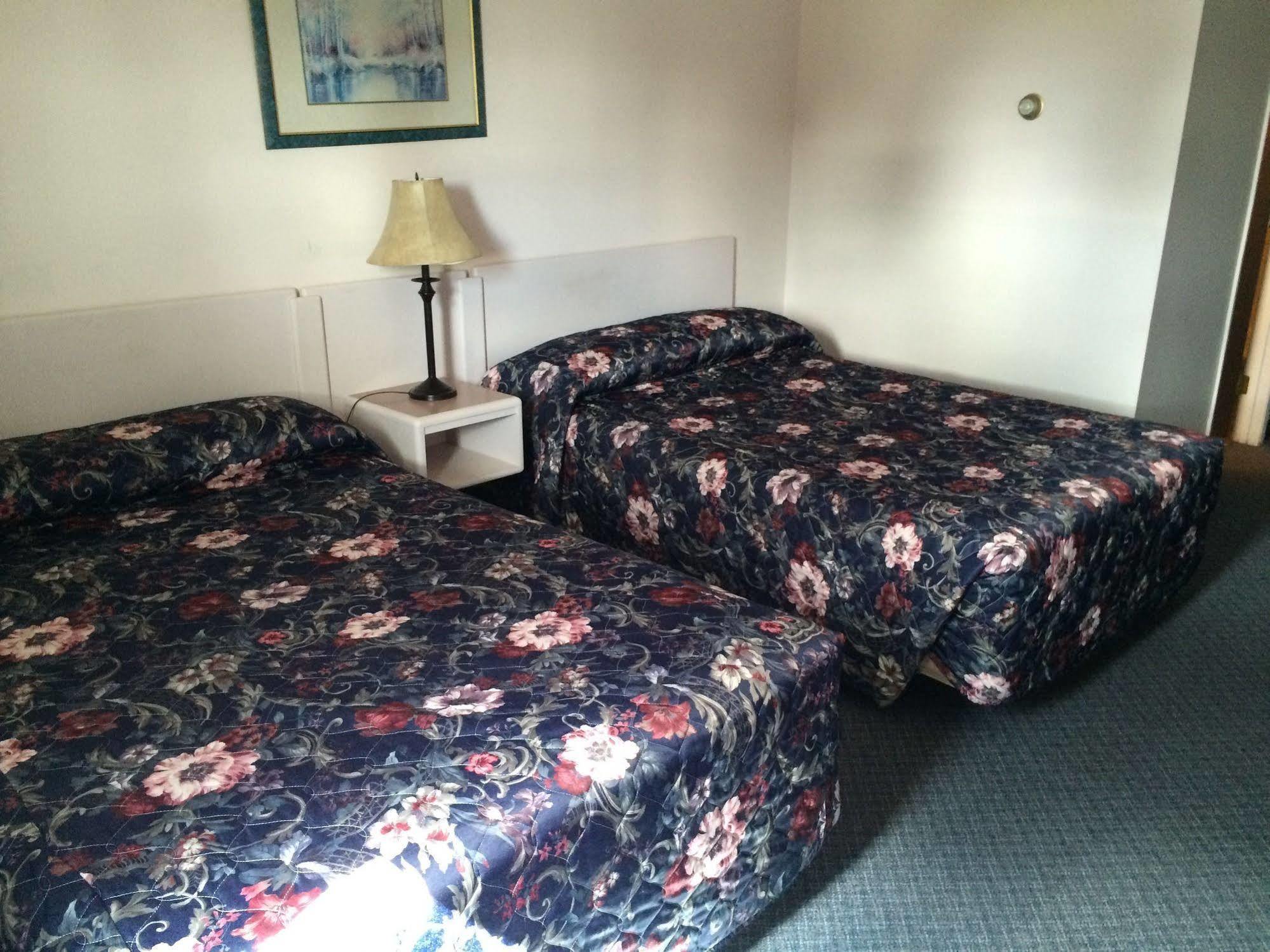 Plains Motor Inn Stettler Dış mekan fotoğraf